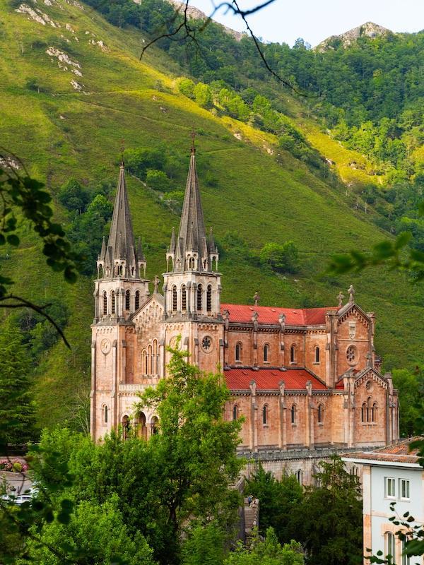 Santuario de Covadonga con Taxitur