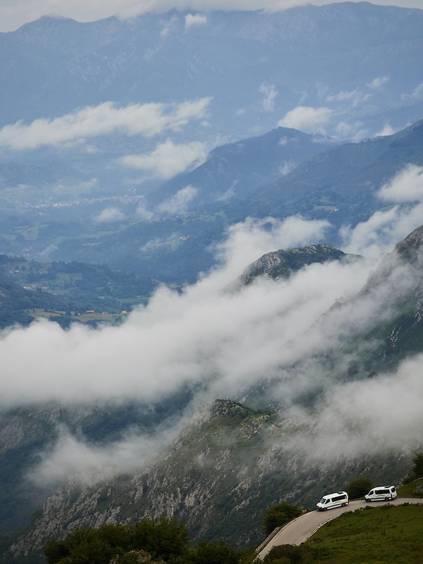 Vehículo adaptado para minusválidos subir a los Lagos de Covadonga