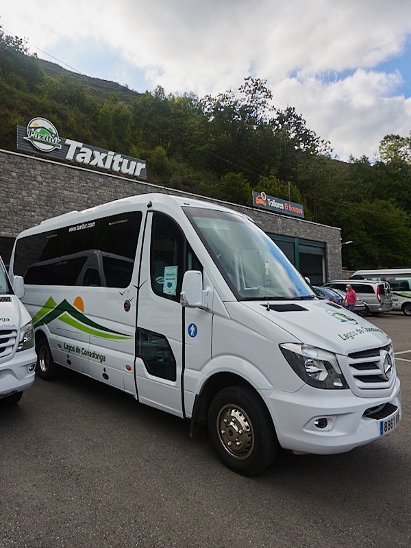 Microbús para subir a los Lagos de Covadonga